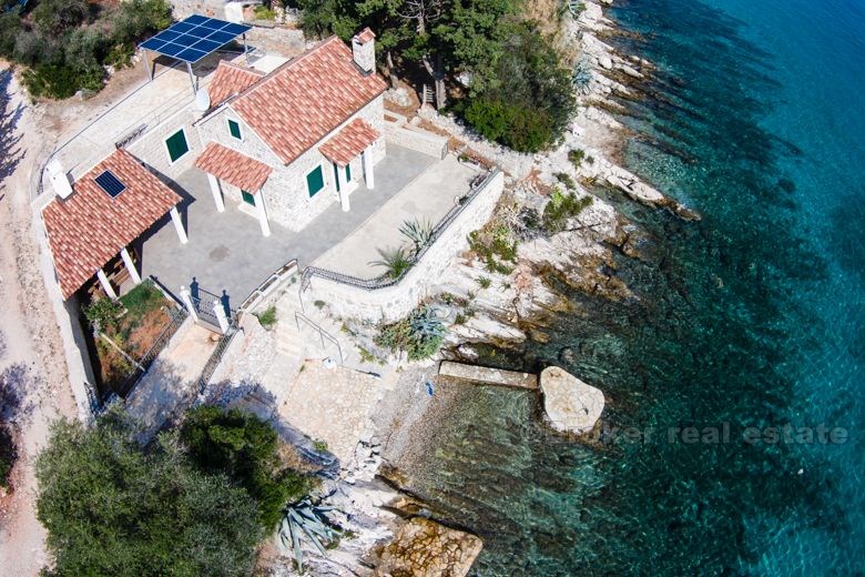 Bella casa di pietra in riva al mare, in vendita