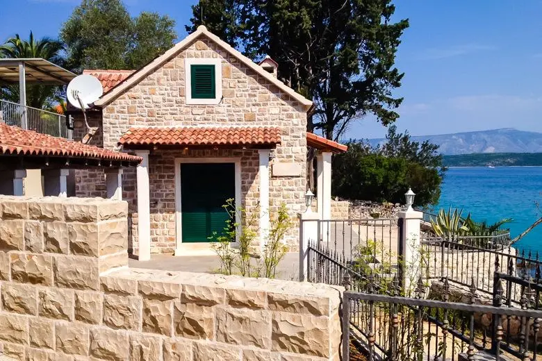 Piękny dom z kamienia nad morzem, na sprzedaż