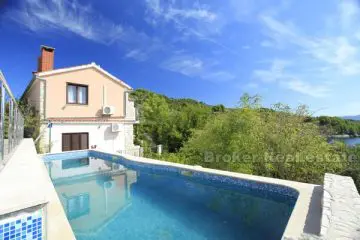 Luxury villa with pool, for rent