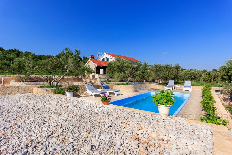 Charming villa by the sea, for rent
