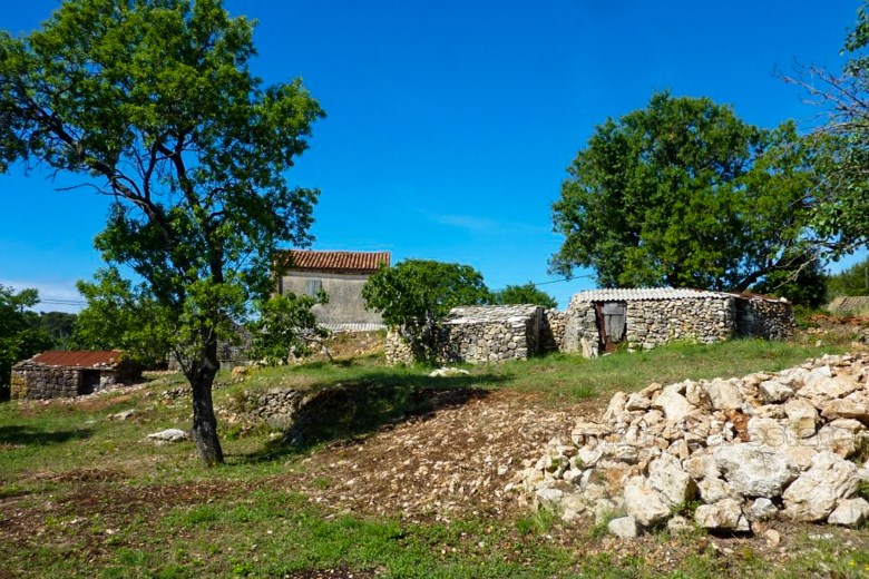 Grundstück mit wenigen Steinhäusern, zum Verkauf