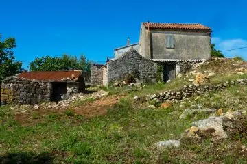 Land plot with few stone houses, for sale