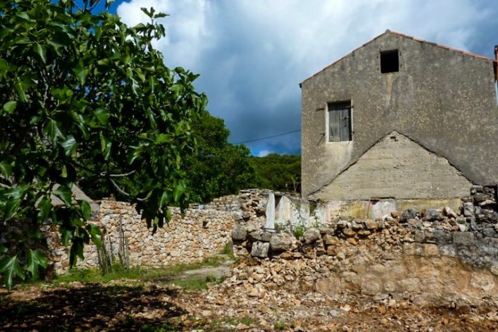 Land plot with few stone houses, for sale