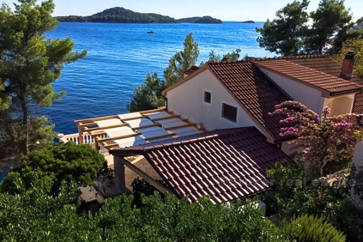 Beautiful apartment house / villa by the sea