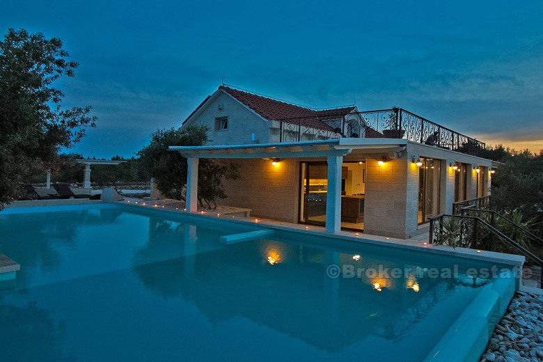 Vakker villa med fantastisk utsikt over havet, til salgs