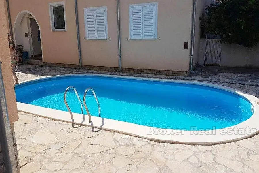 To roms leilighet med felles basseng, til salgs