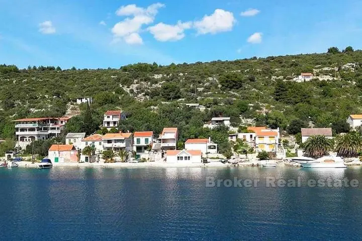 Renovated house by the sea, for sale