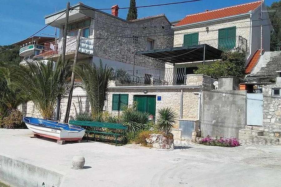 Casa ristrutturata in riva al mare, in vendita