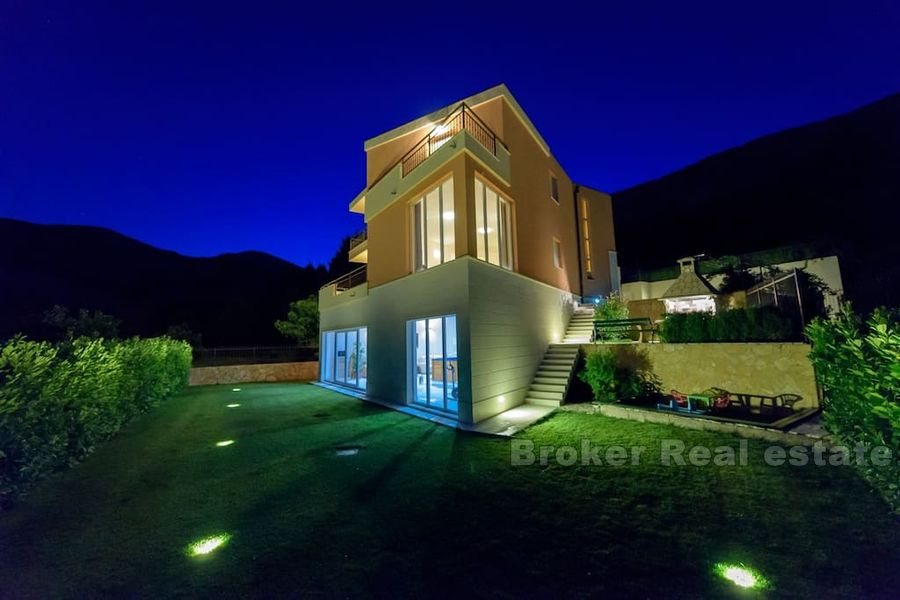 Luxury villa with magnificent views of the city