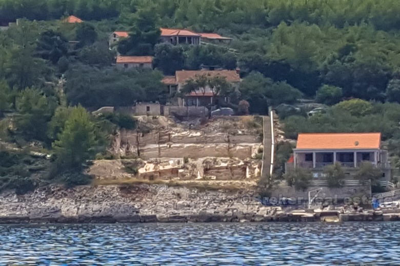 Bygge tomt ved siden av sjøen