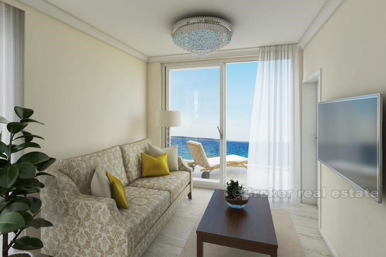 Luxury apartments in the first row to the sea