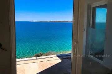 Luxury apartments in the first row to the sea