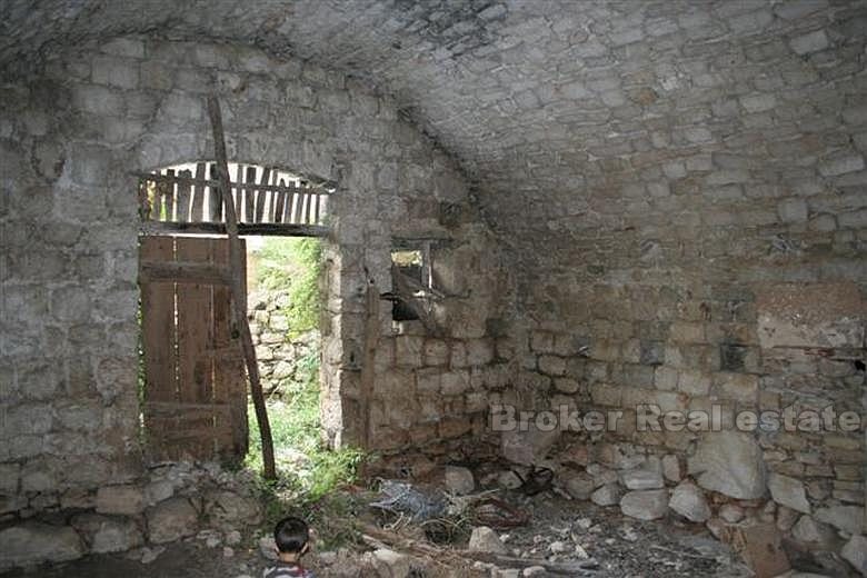 Ruined steinhus, til salgs