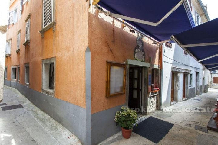 House in the center with restaurant, for sale