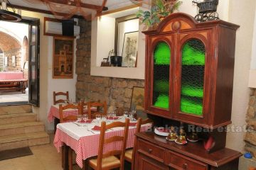 House in the center with restaurant, for sale