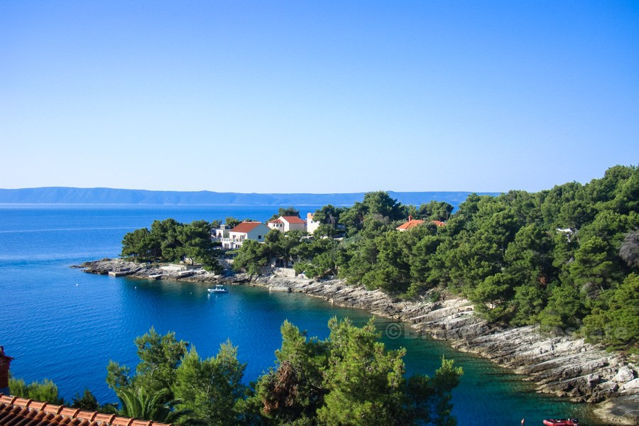 Dům se nachází na 2. řadě od moře, s velmi pěkným panoramatickým výhledem na moře.