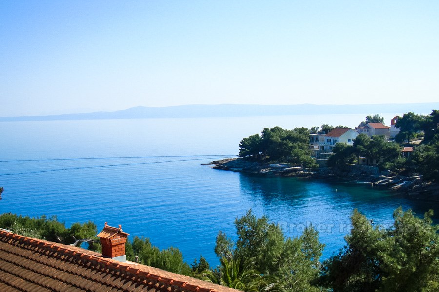 Dům se nachází na 2. řadě od moře, s velmi pěkným panoramatickým výhledem na moře.