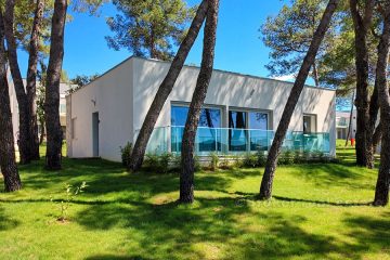 Modern villa, in first row to the sea, sold