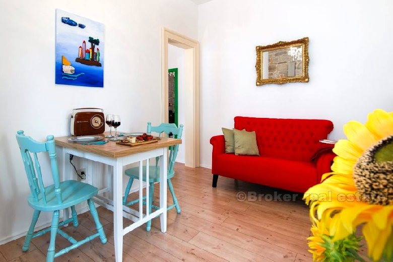 Apartment in the center, situated in a nice stone house, for sale