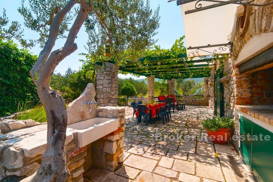 Kamenný dům s olivovým hájem a výhledem na moře
