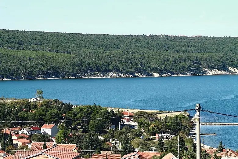 Casa con vista sul mare, circondata da un giardino mediterraneo, in vendita