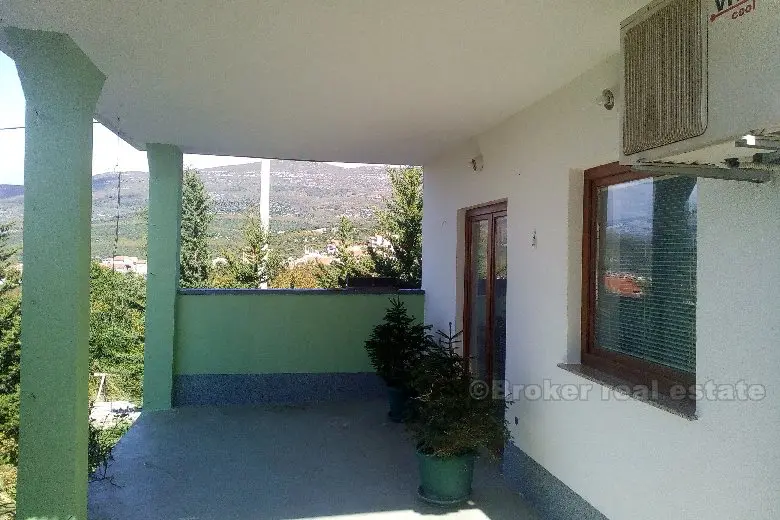 Haus mit Meerblick, umgeben von mediterranen Garten, zum Verkauf