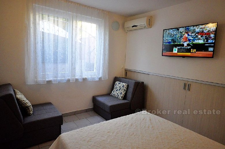 Ett roms leilighet i første etasje i en boligbygging (Firule), til leie