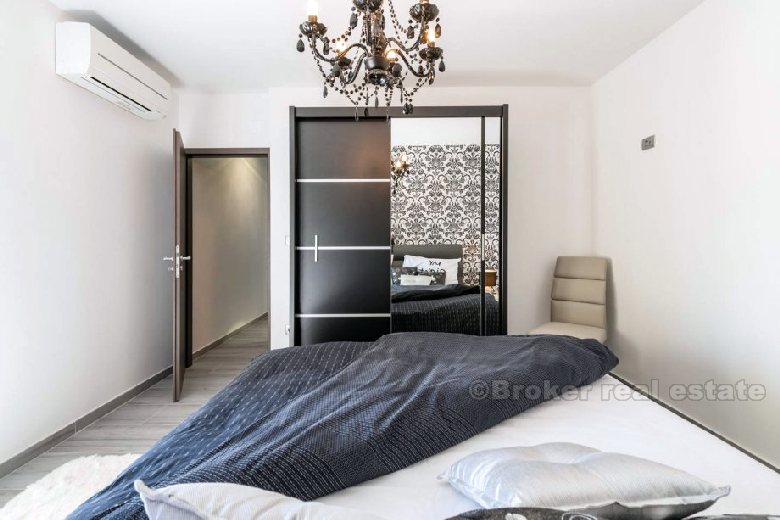 Zwei-Zimmer-Wohnung mit Meerblick, Metrojak, zum Verkauf