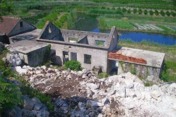 Old house with large land, for sale