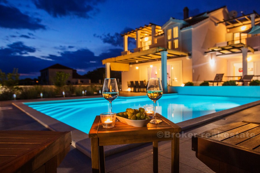 Nybygget villa med svømmebasseng, til salgs