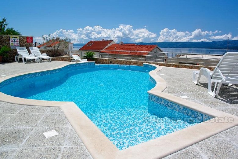 Многоквартирный дом с бассейном и видом на море, для продажи