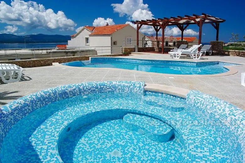 Apartmánový dům s bazénem a výhledem na moře, na prodej