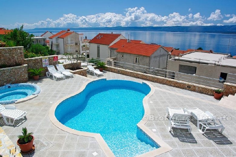 Apartmanska kuća s bazenom i pogledom na more, na prodaju
