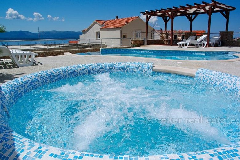 Apartmenthaus mit Pool und Meerblick, zu verkaufen