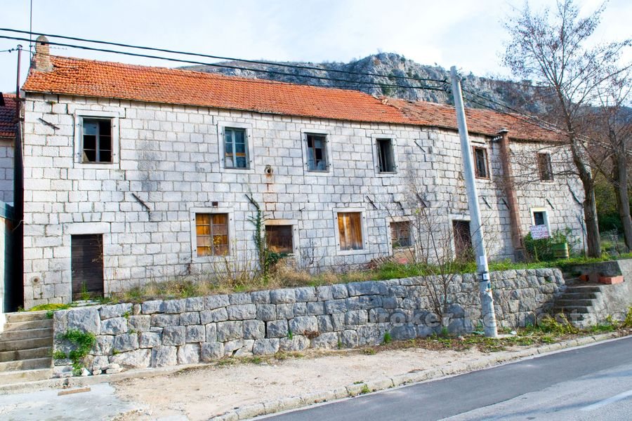 Gammelt steinhus for renovering, til salgs