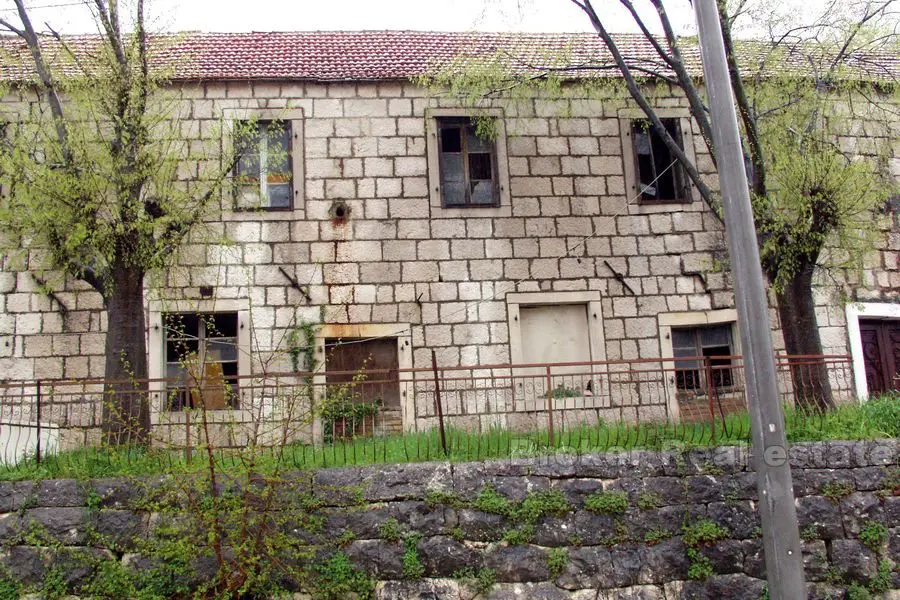 Stary kamienny dom do remontu, na sprzedaż