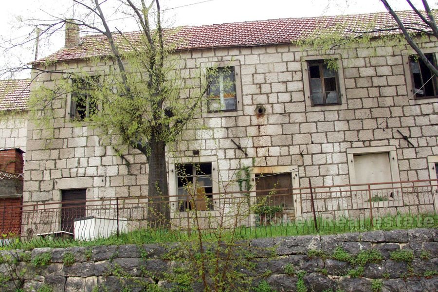 Vecchia casa di pietra per ristrutturazione, in vendita