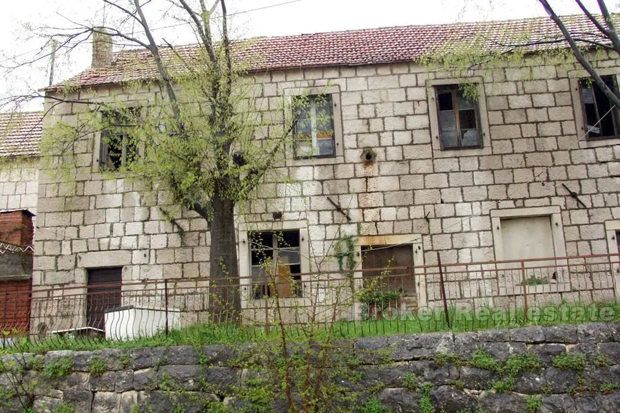 Stara kamena kuća za renoviranje, na prodaju