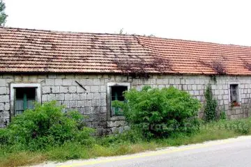 Old stone house for renovation, for sale