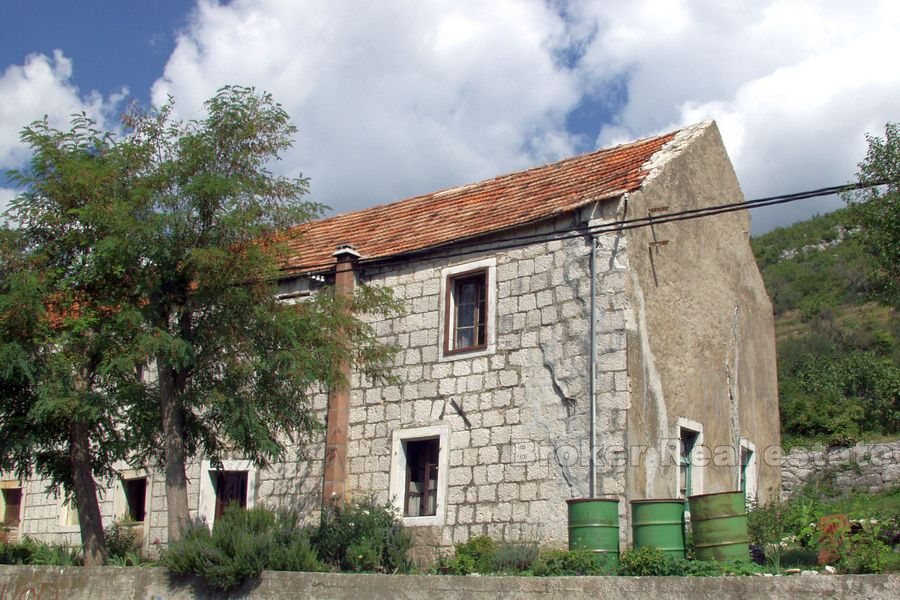 Gammelt steinhus for renovering, til salgs