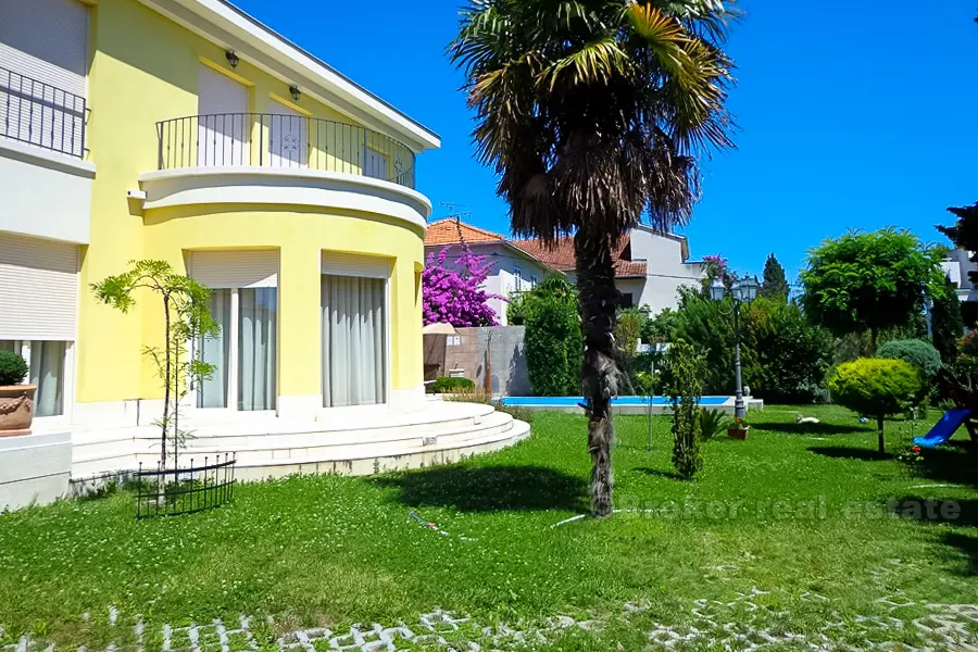 Veldig attraktiv villa med svømmebasseng, til salgs