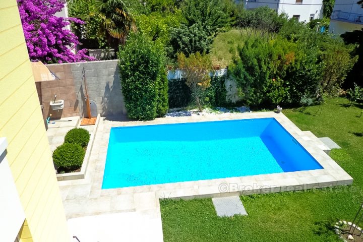 Very attractive villa with swimming pool, for sale