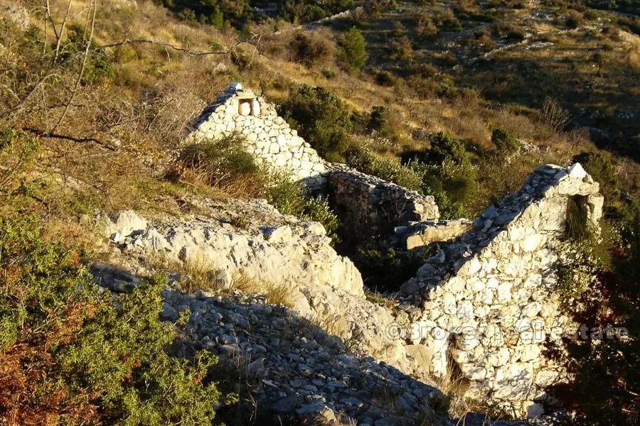 Frittliggende steinhus i utkanten, til salgs
