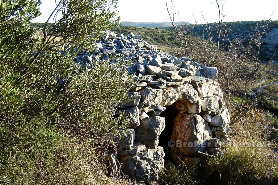 Wolnostojący dom z kamienia na obrzeżach, na sprzedaż