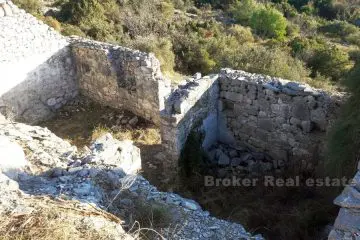 Detached stone house on the outskirts, for sale