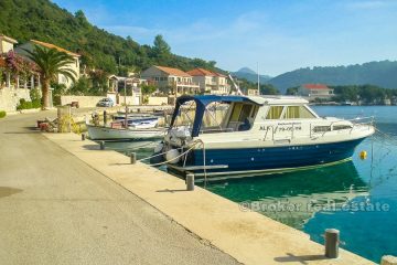 House by the sea with mooring, for sale