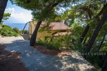 Excellent positioned house at first row to the sea