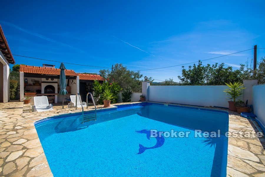 House with swimming pool, for sale