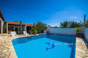 House with swimming pool, for sale
