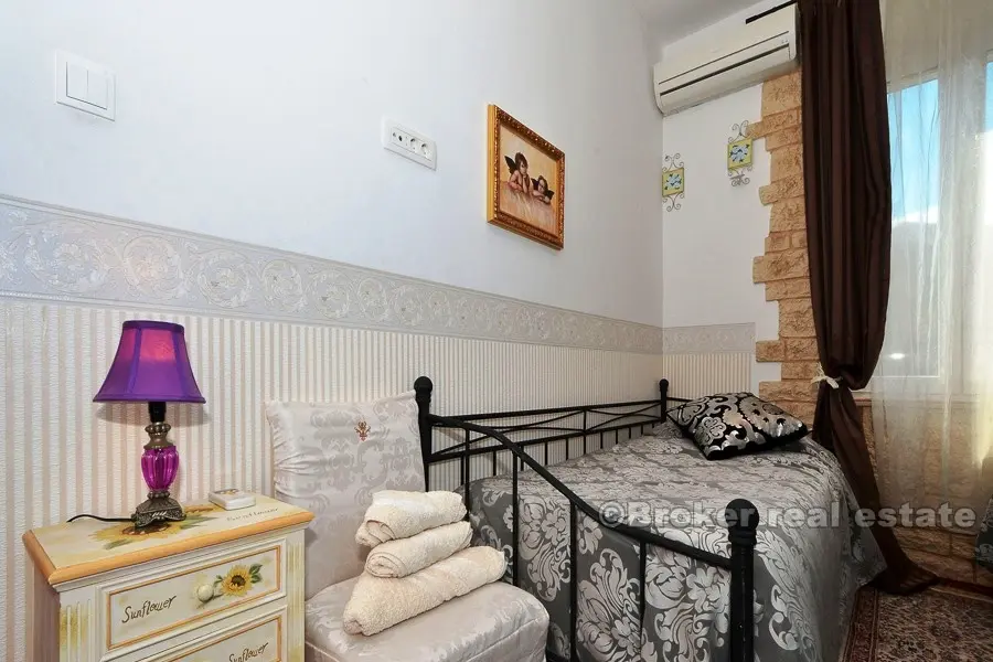 Appartamento con tre camere da letto in una villa in pietra, in vendita